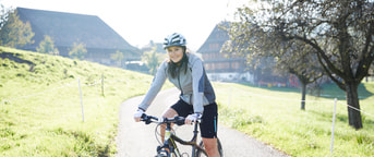 Mitarbeiterin in der Freizeit beim Velofahren Collaboratrice in bici nel tempo libero